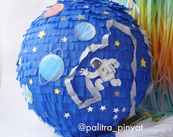 Pinta espacial con un astronauta y un palo