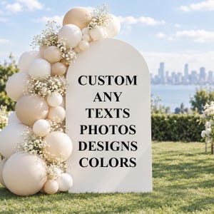 Peut inclure: Un panneau arqué blanc portant le texte noir CUSTOM ANY TEXTS PHOTOS DESIGNS COLORS, décoré d'une grappe de ballons beiges, crème et blancs entremêlés de petites fleurs blanches sur le côté gauche de la structure en arche.