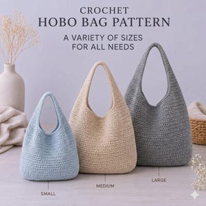 Peut inclure: Trois sacs hobo au crochet, de tailles petite, moyenne et grande, en bleu clair, beige et gris. L'image contient le texte "CROCHET HOBO BAG PATTERN" et "A VARIETY OF SIZES FOR ALL NEEDS."