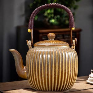 Tetera japonesa de cerámica con asa de bambú, tetera Japandi acanalada en verde menta, azul o ámbar, decoración minimalista para té de hojas sueltas.