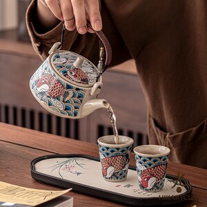 Juego de té de cerámica con tetera y 2 tazas, juego de tetera con diseño de peces koi y bandeja para servir, juego de té de estilo oriental con hojas, regalo para amantes del té.