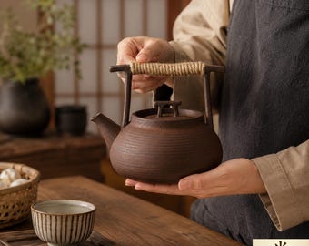 Tetera rústica japonesa de cerámica de 300 ml con asa envuelta, tetera Gongfu hecha a mano, tetera para té de hojas sueltas para rituales de té.