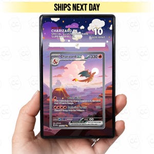 Può includere: Una carta collezionabile Charizard ex graduata in una custodia protettiva nera. La carta presenta una vibrante illustrazione di un Charizard che vola sopra un paesaggio vulcanico al tramonto. Il testo sulla custodia include 2023 151 e Gem Mint 10.