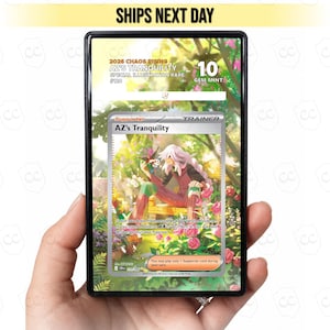 Può includere: Una carta collezionabile 2026 Chaos Rising AZ's Tranquility Special Illustration Rare #128 graduata in una custodia protettiva nera. La carta mostra un personaggio con lunghi capelli bianchi seduto in un giardino, valutata 10 Gem Mint, con il testo AZ's Tranquility.