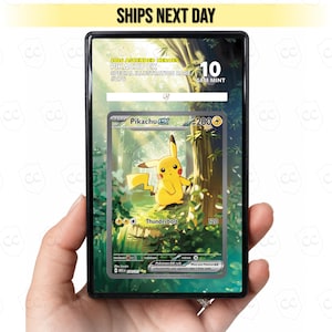 Puede incluir: Una carta coleccionable Pikachu EX graduada en una funda protectora negra. La carta muestra un personaje amarillo en un entorno forestal con el texto 2026 Ascended Heroes, Pikachu EX, Special Illustration Rare, #276, 10 Gem Mint y 200 HP.