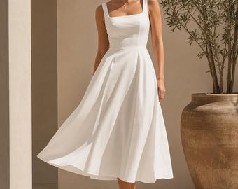 Könnte beinhalten: Ein weißes Midikleid mit quadratischem Ausschnitt und breiten Trägern. Das Kleid hat ein figurbetontes Oberteil und einen ausgestellten Rock, der bis zur Mitte der Wade reicht. Das Model trägt beigefarbene Absätze. Das Kleid ist aus leichtem Stoff.