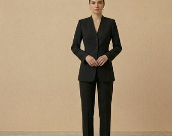 Conjunto clásico de traje negro para mujer: blazer entallado y pantalón de pierna recta. Elegante atuendo formal de negocios para la oficina.