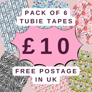 Könnte beinhalten: Ein Paket mit sechs Tubie-Tapes mit verschiedenen Mustern, darunter Wale, Blumen und Zebrastreifen. Das Bild zeigt eine rosa Sprechblase mit dem Preis von 10 £. Der Text "PACK OF 6 TUBIE TAPES" wird über dem Preis angezeigt.