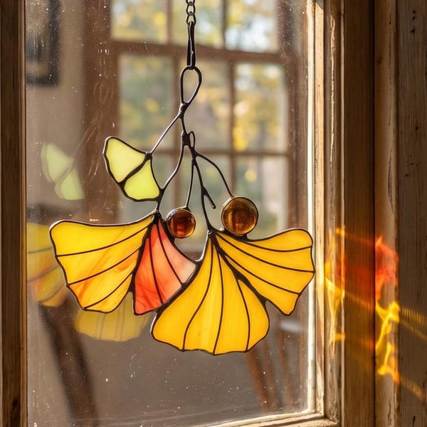 Atrapasueños de vidrieras con forma de hoja de ginkgo, adorno colgante de ventana de ginkgo hecho a mano, atrapasueños de otoño, decoración del hogar inspirada en la naturaleza, regalo para mamá o hermana.