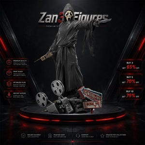 Puede incluir: Una figura imprimible en 3D de un personaje encapuchado con una máscara de fantasma blanca, sosteniendo un cuchillo y un teléfono móvil antiguo. La figura se apoya en una base con un proyector de cine y un letrero que dice DRIVE-IN SCREAM.
