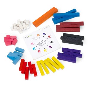 Op de afbeelding: Een kleurrijk houten spel met rechthoekige blokken in oranje, blauw, rood, zwart, paars en geel. Kleine witte kubussen en een kaart met illustraties zijn ook inbegrepen. Het spel is ontworpen voor educatief gebruik.