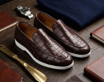 Męskie mokasyny ze skóry tłoczonej we wzór krokodyla, brązowe, wsuwane, z białą podeszwą
