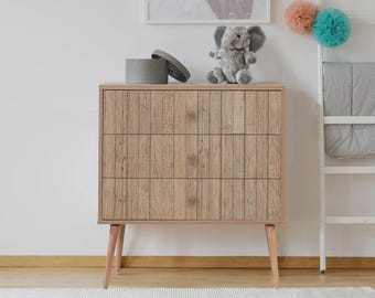Skandynawska komoda z 3 szufladami, wykończenie w ciepłym drewnie, zwężane nogi, nowoczesna szafka do przechowywania