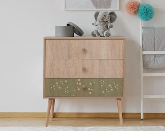 Cassettiera in legno con decorazioni, gambe solide e maniglie, stile scandinavo con 3 cassetti.