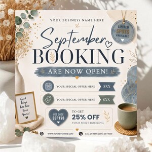 以下が含まれることがあります： クリーム色の背景に「September BOOKING ARE NOW OPEN!」および「YOUR BUSINESS NAME HERE」というテキストが記載された正方形のプロモーションチラシ。特別オファー用のプレースホルダー、25%オフの割引コード「SEPT26」、連絡先情報が含まれています。