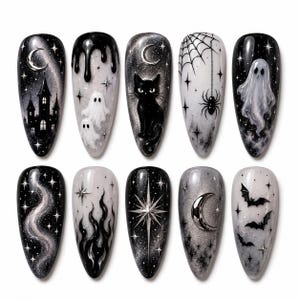 Pode incluir: Um conjunto de dez unhas postiças em formato amêndoa com designs de Halloween em preto, branco e prata. Os motivos incluem uma casa assombrada, fantasmas, um gato preto, uma teia de aranha, uma lua crescente, estrelas e morcegos.