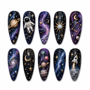 以下が含まれることがあります： 宇宙をテーマにした、アーモンド型のつけ爪10本セット。各爪には、惑星、銀河、宇宙飛行士、ロケットなど、それぞれ異なるデザインが施されています。濃い青と紫の星空を背景に、ゴールドのアクセントが加えられています。