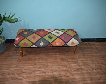 Banco de madeira multicolorido, banco de madeira feito à mão, assento estofado em kilim turco, banco boho para hall de entrada, móvel rústico para decoração de fazenda.