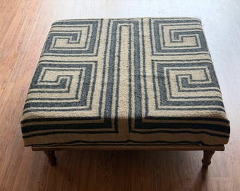Puf otomano de lã e juta trançada à mão, puf quadrado geométrico com estampa grega, banqueta boho do sudoeste americano, banco/mesa de centro com estampa tribal kilim.