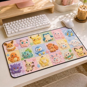 Könnte beinhalten: Eine rechteckige Schreibtischunterlage mit einem Raster aus verschiedenen bunten Zeichentrickfiguren, darunter Evoli, Pikachu, Relaxo, Bisasam und Gengar, vor einem pastellfarbenen Karohintergrund mit kleinen dekorativen Symbolen wie Herzen und Sternen.