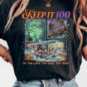 Puede incluir: Una camiseta negra de manga corta con un estampado gráfico que incluye el texto "KEEP IT 100" y "On The Land, The Seas, The Skies". El diseño muestra personajes de dibujos animados en un barco, calabazas, un domo y un monorraíl en cuadrícula.