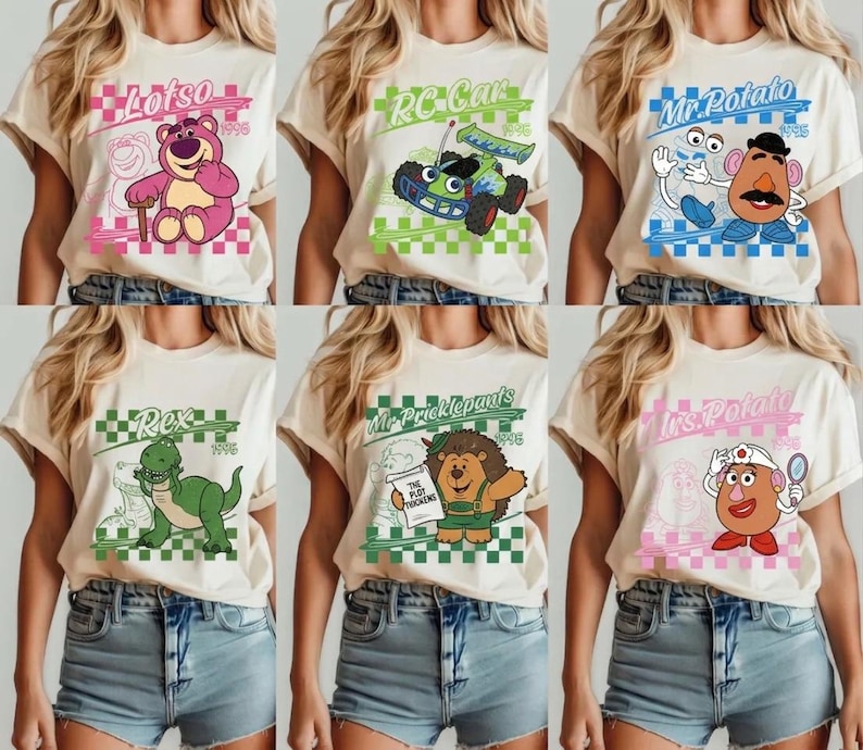 Pode incluir: Uma cole&ccedil;&atilde;o de seis camisetas bege com gr&aacute;ficos de personagens de desenhos animados. Cada camisa tem um design diferente com personagens como Lotso, RC Car, Mr. Potato, Rex, Mr. Pricklepants e Mrs. Potato, com texto.
