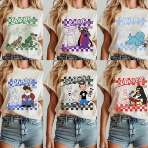 Pode incluir: Seis camisetas creme com desenhos de personagens de desenhos animados. Cada camisa tem um nome e um gr&aacute;fico de personagem diferente, incluindo Sarge, Zurg, Trixie, Stinky, Sid Phillips e Wheezy, com o ano de 1995. Os desenhos s&atilde;o colocados em um fundo quadriculado.
