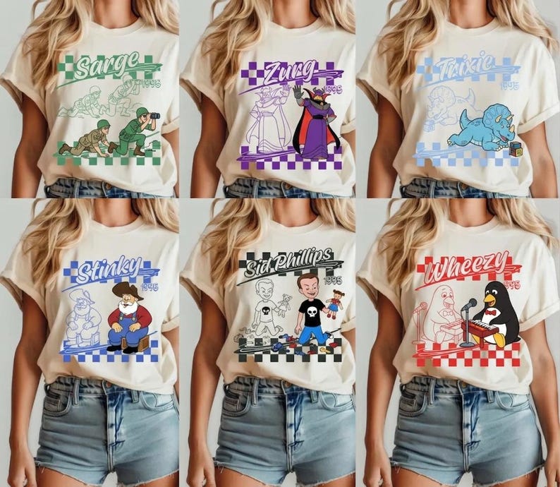 Pode incluir: Seis camisetas creme com desenhos de personagens de desenhos animados. Cada camisa tem um nome e um gr&aacute;fico de personagem diferente, incluindo Sarge, Zurg, Trixie, Stinky, Sid Phillips e Wheezy, com o ano de 1995. Os desenhos s&atilde;o colocados em um fundo quadriculado.