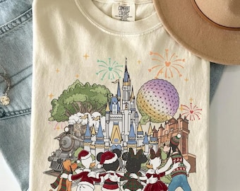 Maglietta natalizia Disney, maglietta natalizia Comfort Colors con Topolino e i suoi amici e castello, maglietta coordinata vintage per le vacanze in famiglia a Disney World.