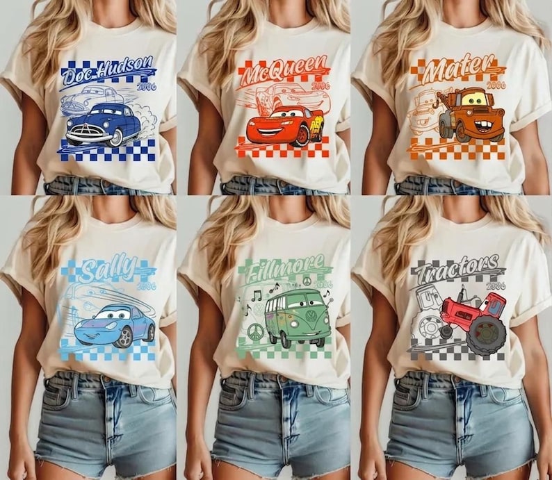 Pode incluir: Seis camisetas bege com personagens do filme "Carros". Cada camisa mostra o nome e a imagem de um personagem diferente, como Doc Hudson, McQueen, Mater, Sally, Fillmore e Tractors, em estilo retr&ocirc;.
