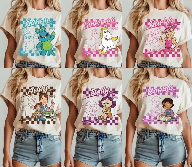Pode incluir: Seis camisetas creme com diferentes designs de personagens de desenhos animados. Cada camisa apresenta o nome de um personagem e o ano de 1995 em uma caixa quadriculada. Os personagens incluem Bunny, Buttercup, Barbie, Andy, Dolly e Bonnie.