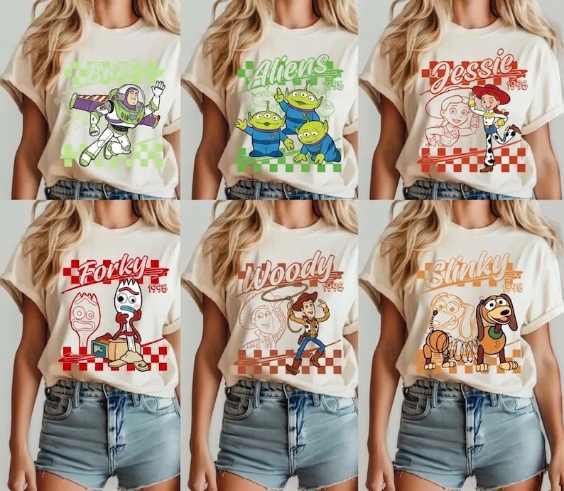 Pode incluir: Seis camisetas bege com personagens de Toy Story: Buzz Lightyear, Aliens, Jessie, Forky, Woody e Slinky. Cada camisa tem um gr&aacute;fico de personagem com o nome do personagem e o ano de 1995.