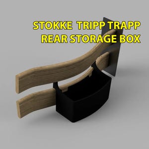 Puede incluir: Una caja de almacenamiento trasera negra con soportes de madera, dise&ntilde;ada para una trona Stokke Tripp Trapp. El texto "STOKKE TRIPP TRAPP REAR STORAGE BOX" se muestra en amarillo. La caja de almacenamiento tiene forma curva.