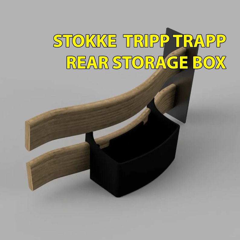 Puede incluir: Una caja de almacenamiento trasera negra con soportes de madera, dise&ntilde;ada para una trona Stokke Tripp Trapp. El texto "STOKKE TRIPP TRAPP REAR STORAGE BOX" se muestra en amarillo. La caja de almacenamiento tiene forma curva.