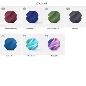 Puede incluir: Imagen que muestra varios objetos decorativos esf&eacute;ricos en diferentes colores. Los colores incluyen rojo burdeos, azul real, verde matcha, gris lava, azul marino, azul hawaii y neon city. La palabra "COLOURS" est&aacute; en la parte superior.