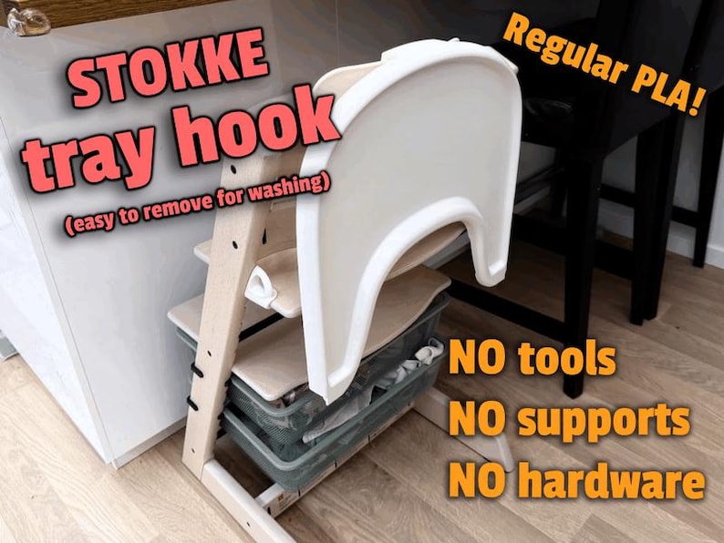 Op de afbeelding: Een beige Stokke dienbladhaak met de tekst "STOKKE tray hook (gemakkelijk te verwijderen om te wassen)". De afbeelding bevat ook de tekst "Regular PLA!", "NO tools", "NO supports" en "NO hardware". De haak is bevestigd aan een houten kinderstoel.