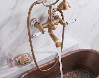 Conjunto de grifería francesa artesanal de latón negro antiguo para bañera y ducha: mezclador mural retro de lujo con manijas cruzadas dobles y caño pivotante.