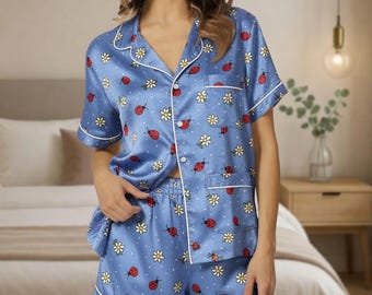 Conjunto de pijama fofo com joaninha | Pijama feminino de seda com margaridas | Camisola curta de cetim azul | Presente divertido de pijama com bolinhas para ela