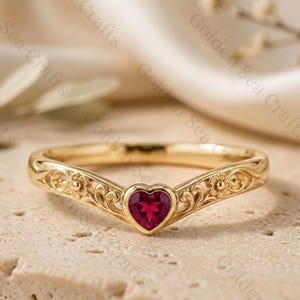Anillo delicado de corazón de rubí, anillo en V de oro macizo de 14 quilates, banda grabada con motivos florales, anillo de promesa minimalista, anillo para mujer, regalos para ella.