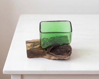 Handgefertigte recycelte grüne Glasschüssel auf Treibholzsockel, rustikale Bio-Servierplatte, umweltfreundliches Küstendekor, einzigartiger handwerklicher Akzent