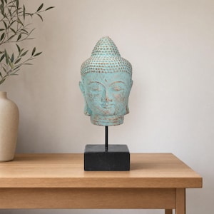 Antik Buddhahuvudstaty på stativ, turkos zenskulptur, meditationsdekor, spirituell buddhistisk figurin boho konstverk yogarumskonst