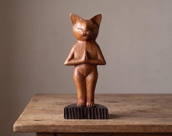 Scultura di gatto in piedi intagliata a mano, statuetta di gatto yoga in legno, compagna per altare di meditazione, decorazione zen benessere, accento spirituale boho
