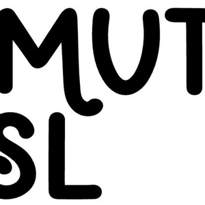 Op de afbeelding: De tekst SMUT SL T wordt weergegeven in een vet, zwart, afgerond schreefloos lettertype tegen een effen witte achtergrond. De letters zijn gerangschikt in twee regels, met SMUT op de bovenste regel en SL T op de onderste regel, in een speelse stijl.