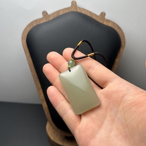 Enkelt rektangulärt nefrithänge med säker platta, halsband för vardagsbruk