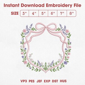 Pode incluir: Um design de bordado com uma moldura em forma de escudo delineada por uma fita rosa claro com um laço no topo. A moldura é rodeada por uma coroa floral de folhas verdes, pequenas flores rosas e ramos roxos. Texto: Instant Download Embroidery File, tamanhos 3", 4", 5", 6", 7", 8" e formatos VP3, PES, JEF, EXP, DST, HUS.