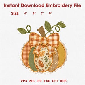 Puede incluir: Un diseño de bordado de una calabaza con tallo marrón, hojas verdes y un lazo a cuadros. La calabaza tiene segmentos con cuadros naranjas, espiga verde, patrones de hojas y lunares amarillos. Texto: Instant Download Embroidery File, SIZE 4" 5" 7" 9", VP3 PES JEF EXP DST HUS.