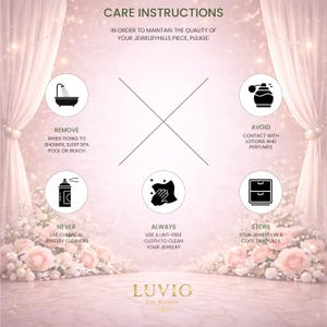 Puede incluir: Instrucciones para el cuidado de joyas con iconos y texto sobre un fondo rosa. Aconseja quitarse las joyas antes de ducharse, evitar lociones y utilizar un pa&ntilde;o sin pelusas para la limpieza. Tambi&eacute;n se ve la marca "LUVIO".