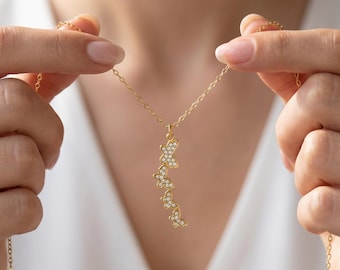 Collar con dije de mariposa chapado en oro con circonitas cúbicas, collar con colgante delicado, joyería minimalista inspirada en la naturaleza, collar de mariposa brillante, regalo para ella.