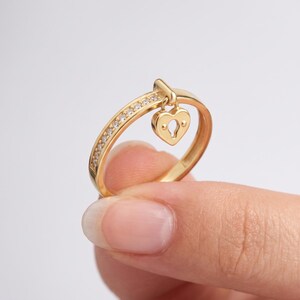 Herzförmiger Schloss-Anhängerring aus 14-karätigem Gold, romantischer Schloss-Schmuck, zierlicher Goldring, minimalistischer Liebesschmuck für jeden Tag, Weihnachtsgeschenk