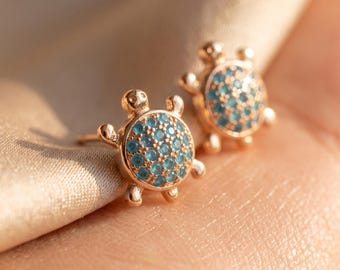 Brincos de Tartaruga Marinha Azul, Joias Delicadas e Pequenas para a Praia, Brincos com Gema de Opala Verde e Dourada, Presente Perfeito para Amantes de Animais.